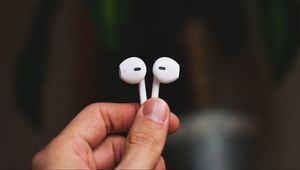 Превью обои наушники, рука, пальцы, музыка