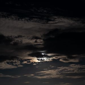 Превью обои небо, облака, ночь, луна, темный, ночное небо