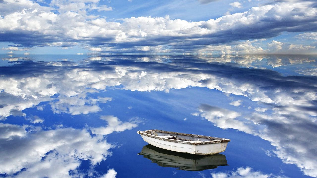 Обои небо, облака, отражения, лодка