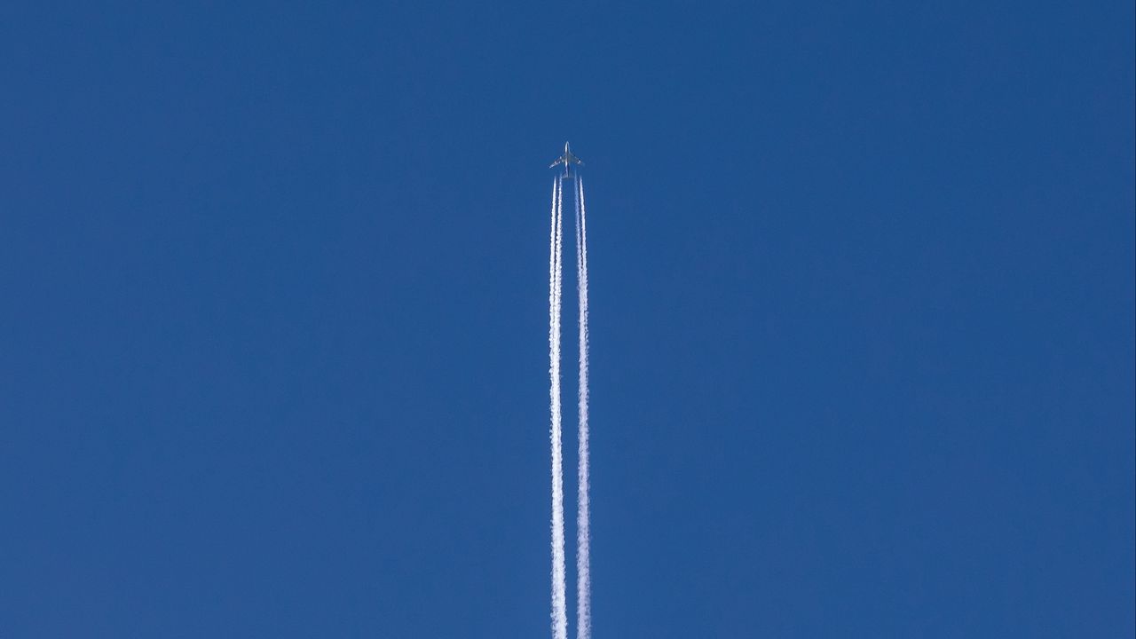 Обои небо, самолет, полет, полосы, минимализм