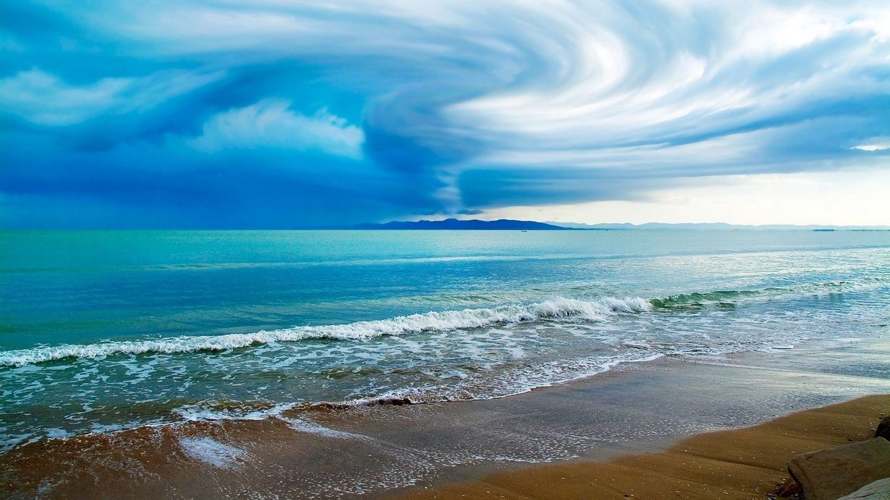 Обои небо, тайфун, облака, воронка, берег, пляж, песок, волны, океан, побережье