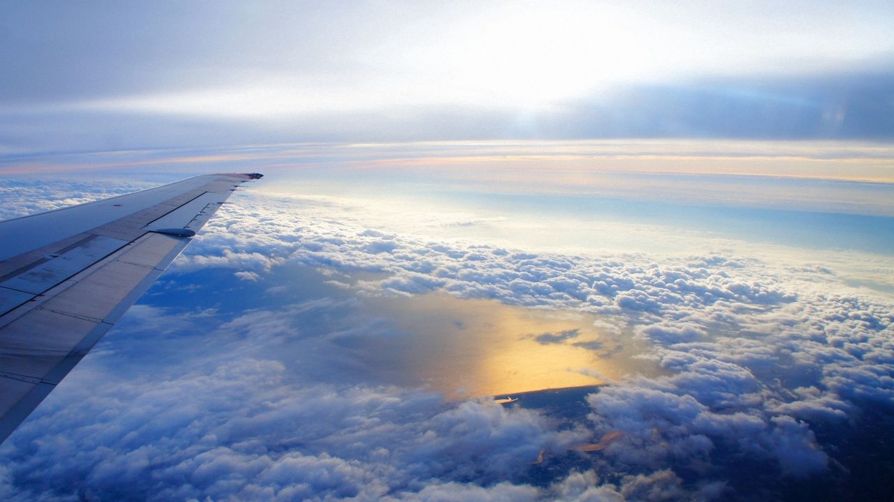 Обои небо, высота, облака, самолет, крыло, полет, парение