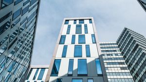 Превью обои небоскреб, архитектура, вид снизу, здание, город, небо