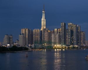 Превью обои небоскреб, башня, здания, река, огни, город