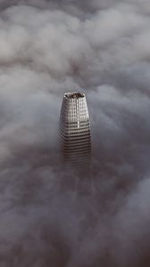 Превью обои небоскреб, облака, вид сверху, здание, вершина, высота