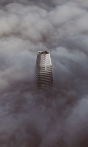 Превью обои небоскреб, облака, вид сверху, здание, вершина, высота