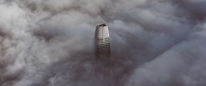 Превью обои небоскреб, облака, вид сверху, здание, вершина, высота
