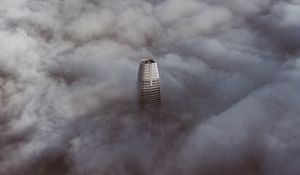 Превью обои небоскреб, облака, вид сверху, здание, вершина, высота