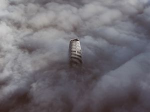 Превью обои небоскреб, облака, вид сверху, здание, вершина, высота