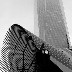 Превью обои небоскреб, туман, крыша, прожектор, черно-белый