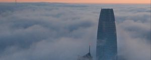 Превью обои небоскреб, здание, облака, туман, город