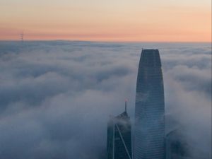 Превью обои небоскреб, здание, облака, туман, город