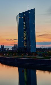 Превью обои небоскреб, здание, огни, мост, река, сумерки