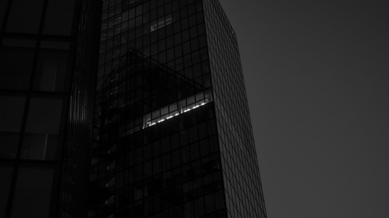 1600x900 Обои небоскреб, здание, свет, окна, черный