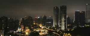 Превью обои небоскреб, здания, дорога, огни, город, ночь