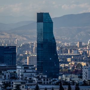 Превью обои небоскреб, здания, горы, город