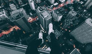 Превью обои небоскребы, крыша, ноги, обувь