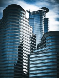 Превью обои небоскребы, окна, зеркальный, облака, небо, город