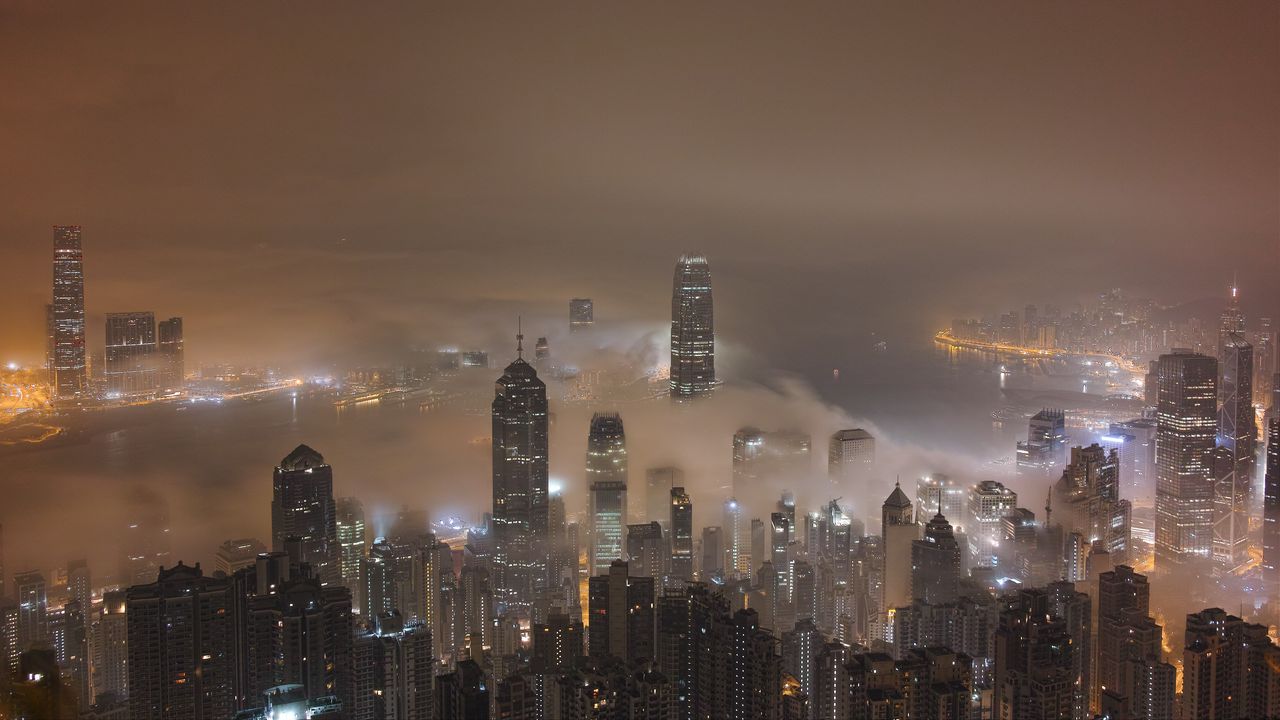 Обои небоскребы, туман, огни, ночь, город