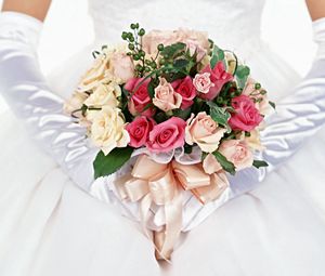 Превью обои невеста, букет, розы, перчатки