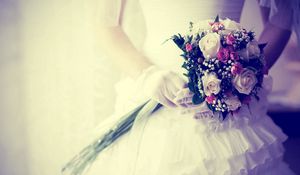 Превью обои невеста, букет, цветы, перчатки, свадьба