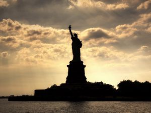 Превью обои new york, statue of liberty, нью-йорк, статуя свободы, река, вечер