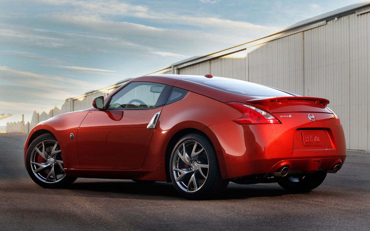 Nissan спорткар 370z