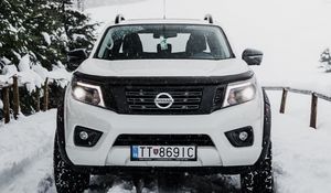 Превью обои nissan, автомобиль, внедорожник, белый, вид спереди, снег