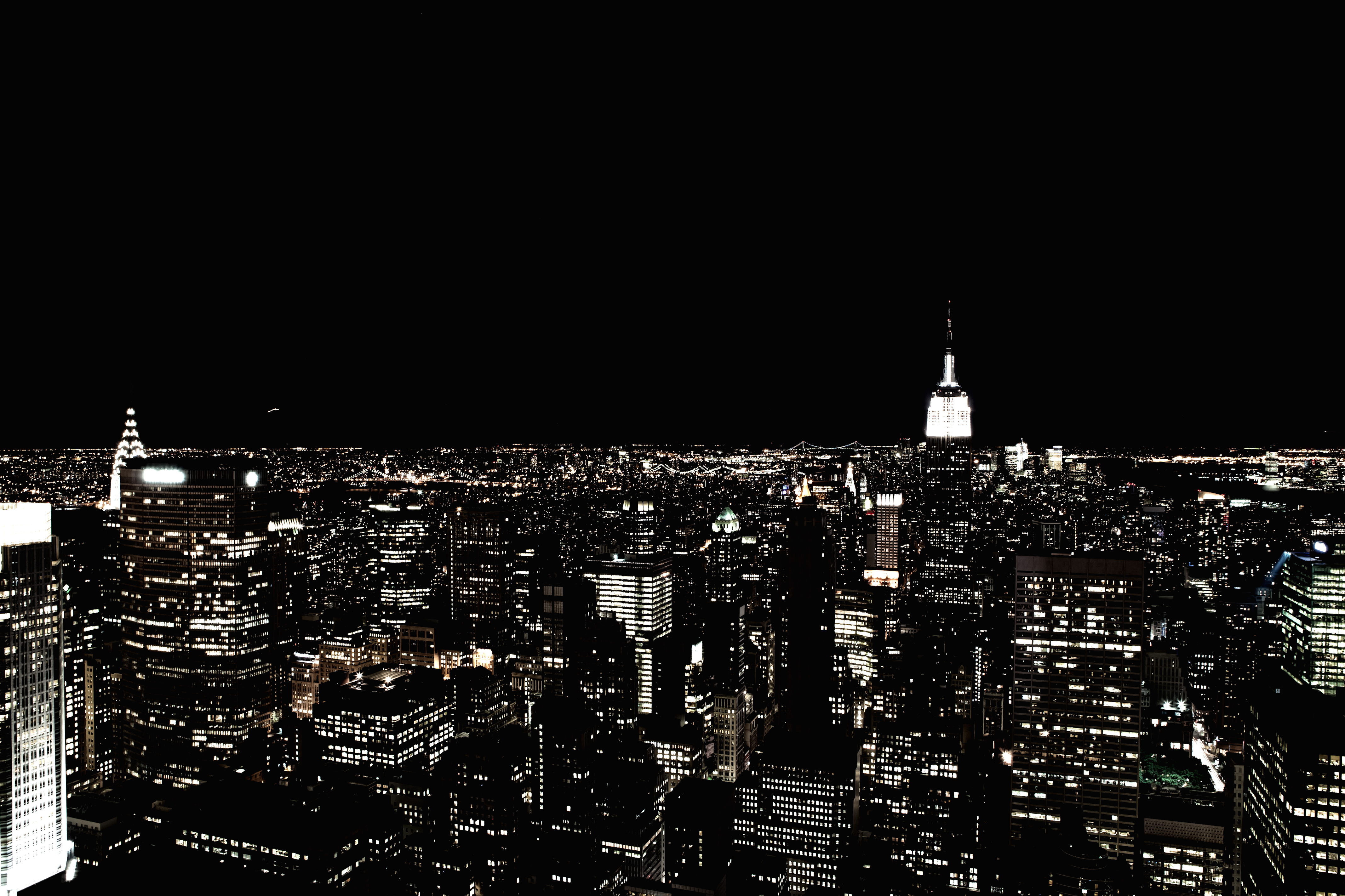 Города черном фоне. Ночной город. Панорама ночного города. Тёмный город. Небоскребы Нью-Йорка ночью.