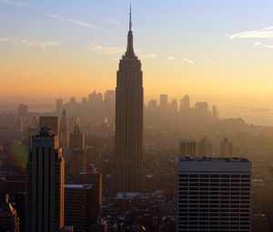 Превью обои нью-йорк, рассвет, туман, здания, небоскребы