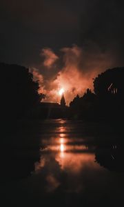Превью обои ночь, огонь, дым, яркий, отражение