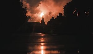 Превью обои ночь, огонь, дым, яркий, отражение