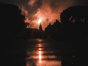 Превью обои ночь, огонь, дым, яркий, отражение