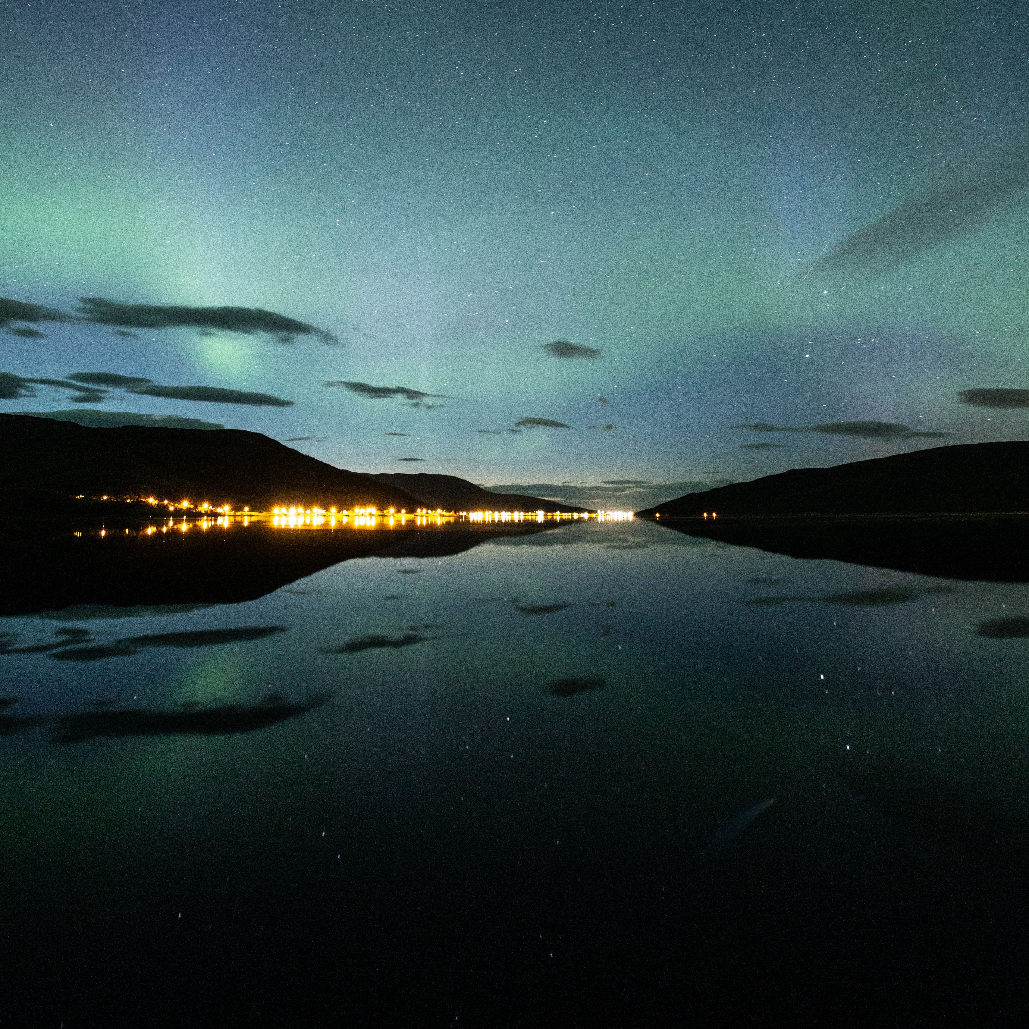 Звездное небо Сахалин. Отражение звезд в ночном озере. Отражение звезды. Звездное озеро.