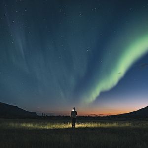 Превью обои ночь, силуэт, звездное небо, северное сияние, свет