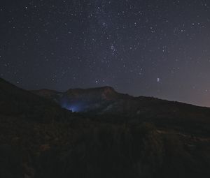 Превью обои ночь, скалы, свечение, звезды, звездное небо