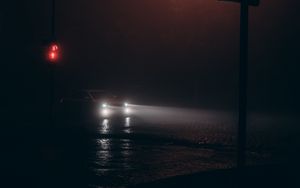 Превью обои ночь, темный, дорога, туман, светофор, машина