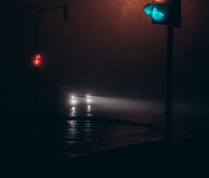 Превью обои ночь, темный, дорога, туман, светофор, машина