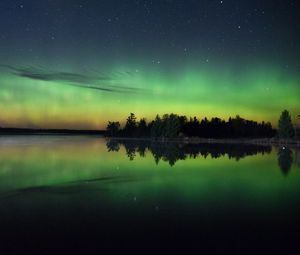 Превью обои ночь, зеленый, звездное небо, река