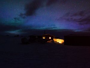 Превью обои ночь, звездное небо, домик, свет