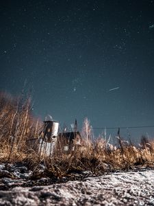 Превью обои ночь, звездное небо, кусты, здания, заброшенный, загородная местность