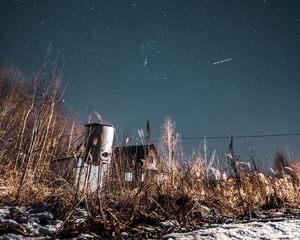 Превью обои ночь, звездное небо, кусты, здания, заброшенный, загородная местность