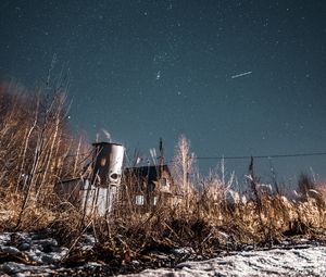 Превью обои ночь, звездное небо, кусты, здания, заброшенный, загородная местность