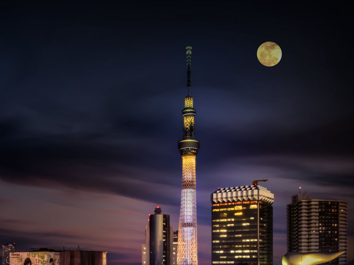 Moon tower. Башня полумесяц. Башня на Луне. Лунная башня. Обои Луна в городе.