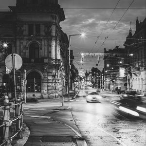 Превью обои ночной город, чб, улица, движение, сегед, венгрия