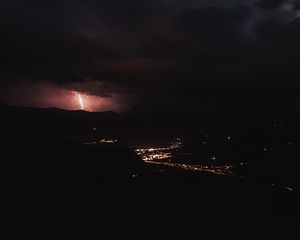 Превью обои ночной город, молния, пасмурно, тучи