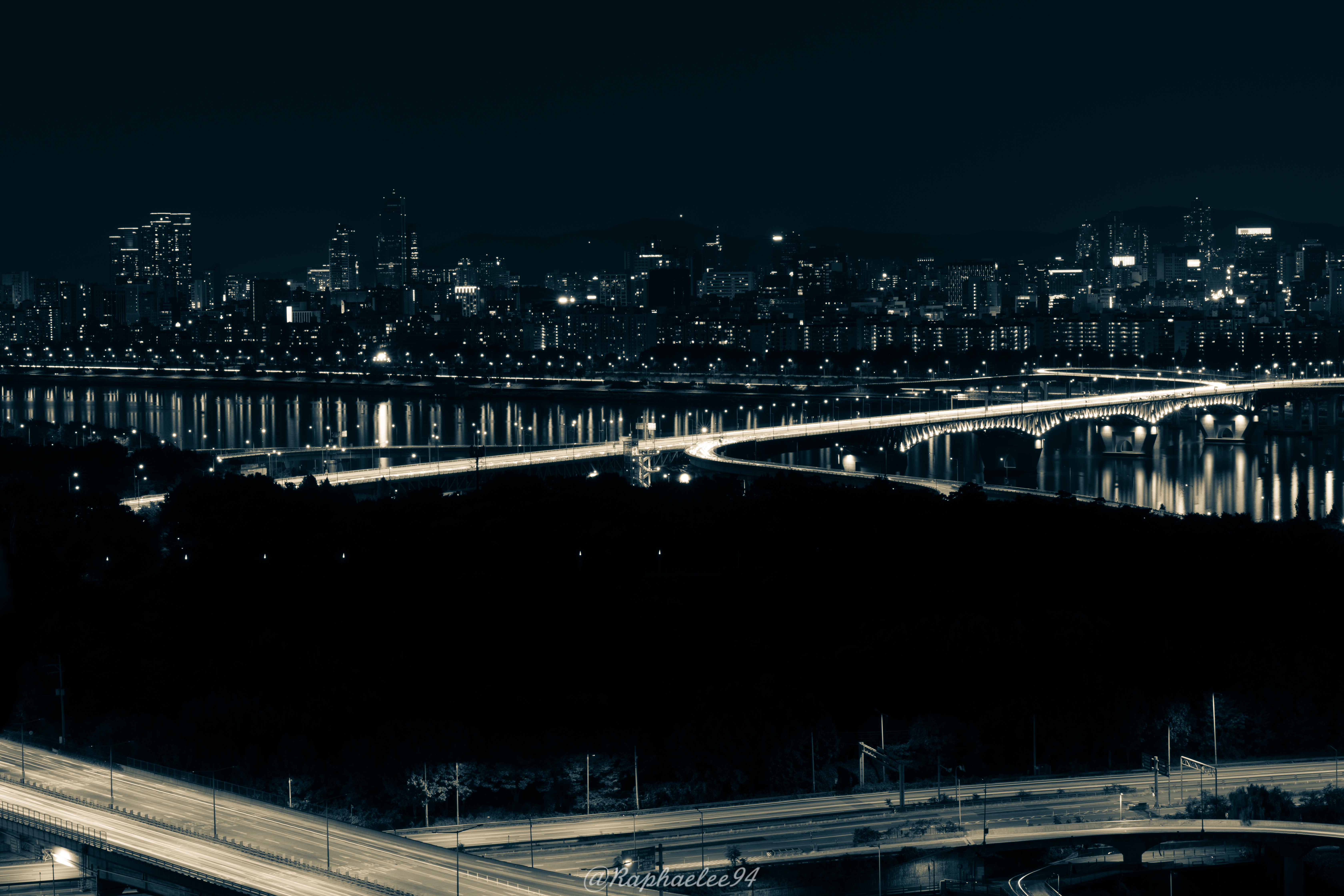 Ночной светящийся город мост