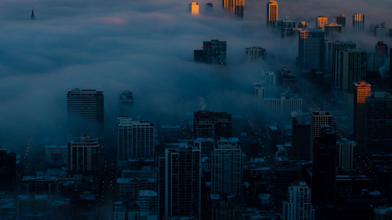 Обои ночной город, облака, вид сверху, туман, небоскребы