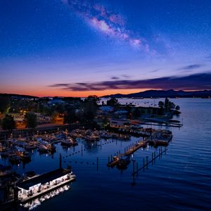 Превью обои ночной город, пристань, звездное небо, вода