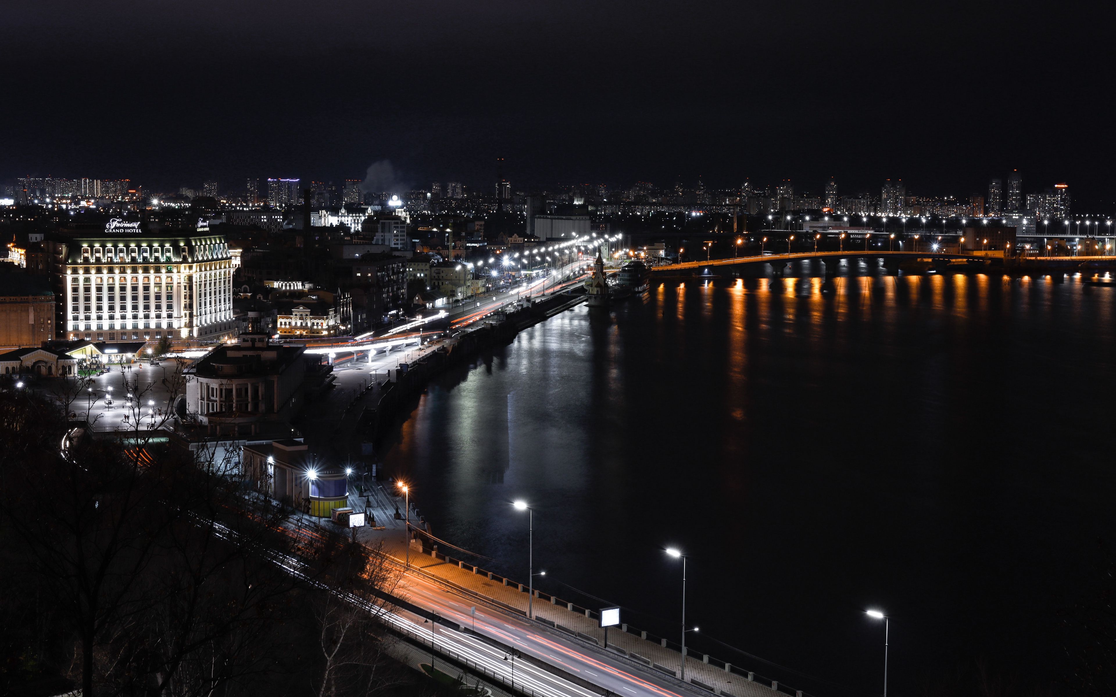 Вид с моста на город ночью